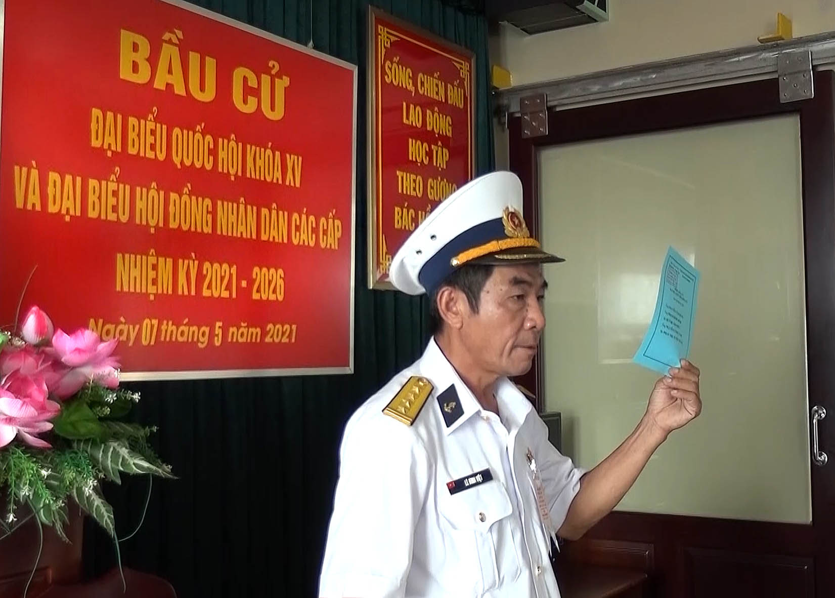 Đại tá Lê Đình Việt, hướng dẫn cán bộ, chiến sĩ nhà giàn kiểm tra phiếu bầu cử trước khi bỏ phiếu.